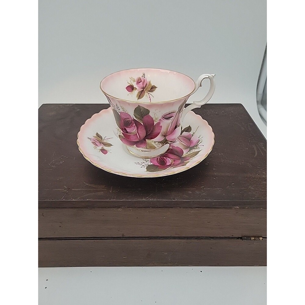 Vtg Royal Albert Teacup & Saucer W Pink And Red Roses Footed Bone China England